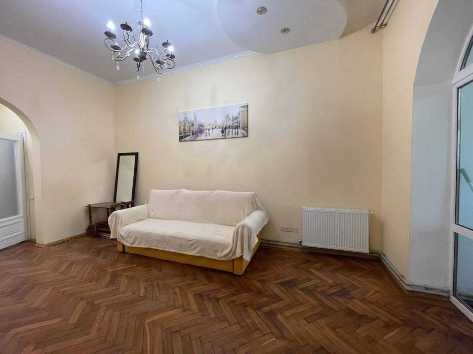 Ексклюзивна 2к квартира в центрі з терасою 15м.кв. біля парк