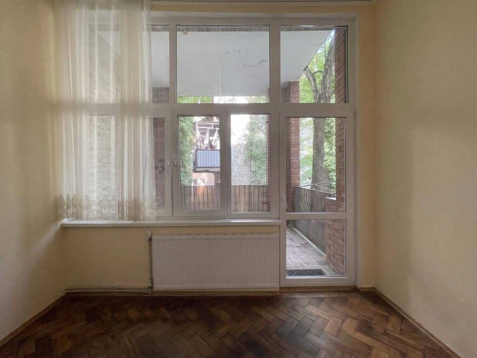 Ексклюзивна 2к квартира в центрі з терасою 15м.кв. біля парк