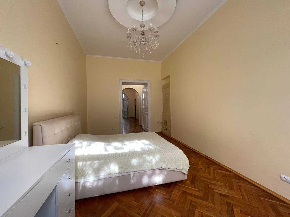 Ексклюзивна 2к квартира в центрі з терасою 15м.кв. біля парк