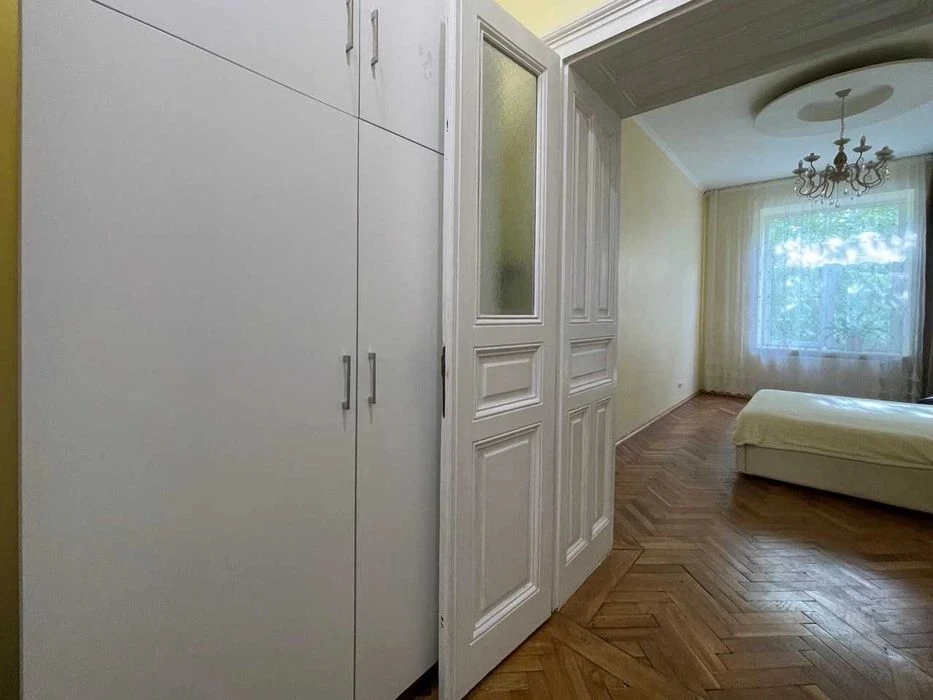 Ексклюзивна 2к квартира в центрі з терасою 15м.кв. біля парк