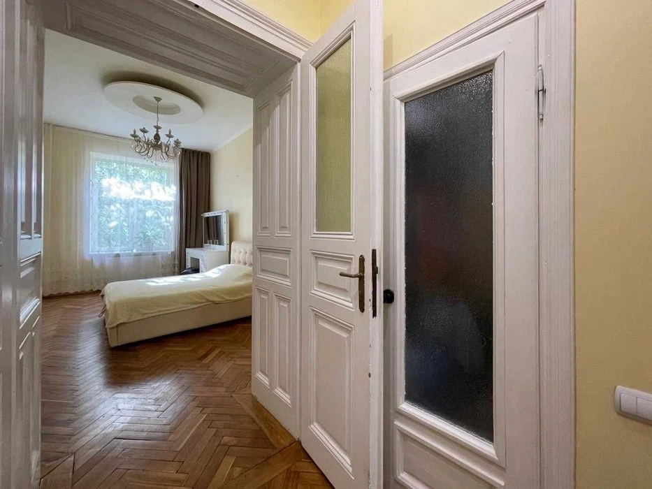 Ексклюзивна 2к квартира в центрі з терасою 15м.кв. біля парк