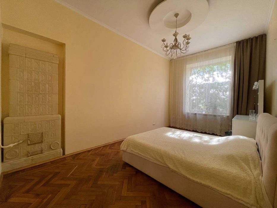 Ексклюзивна 2к квартира в центрі з терасою 15м.кв. біля парк