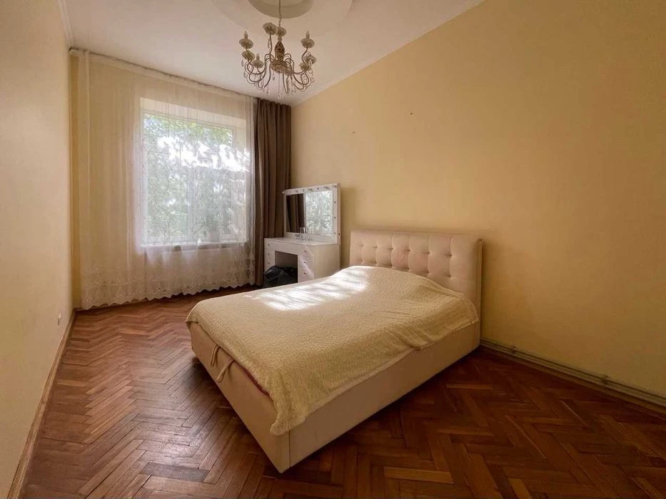 Ексклюзивна 2к квартира в центрі з терасою 15м.кв. біля парк