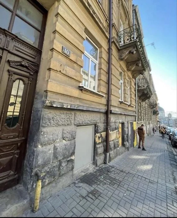 Продаж 3 кім квпртира 89 м² 1/3ц вул.площа Ринок  Торг ! 400