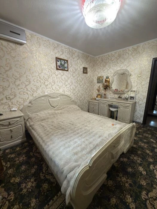 Sale of a 3-room apartment with separate rooms on B street