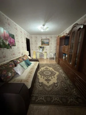 Sale of a 3-room apartment with separate rooms on B street