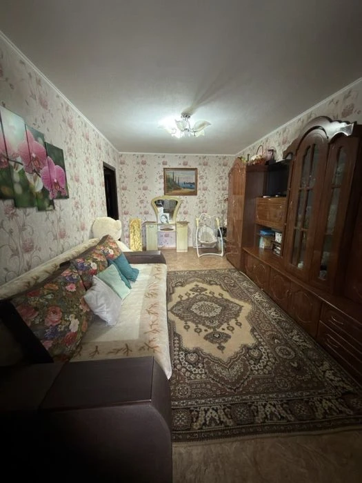 Sale of a 3-room apartment with separate rooms on B street