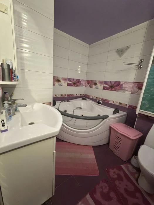 Sale of a 3-room apartment with separate rooms on B street