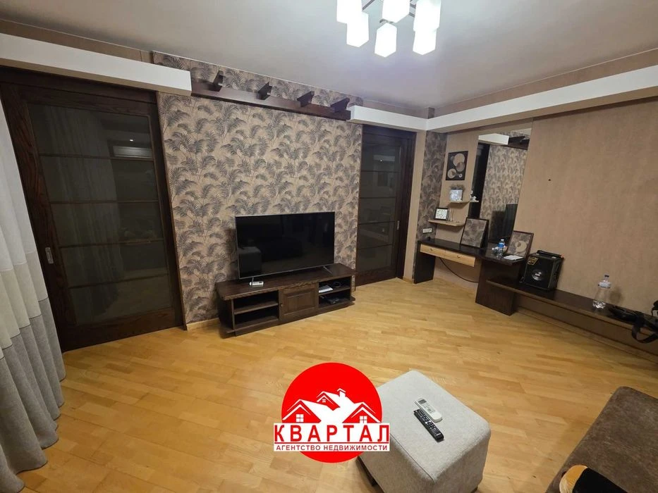 Продается 4-х комнатная квартира в центре города.