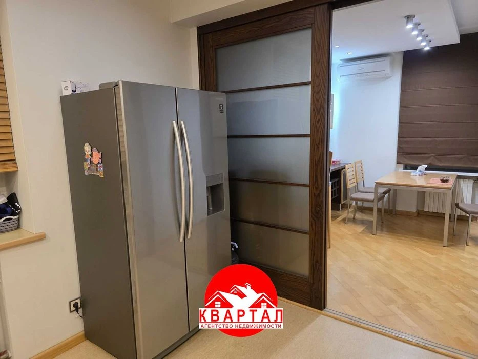 Продается 4-х комнатная квартира в центре города.