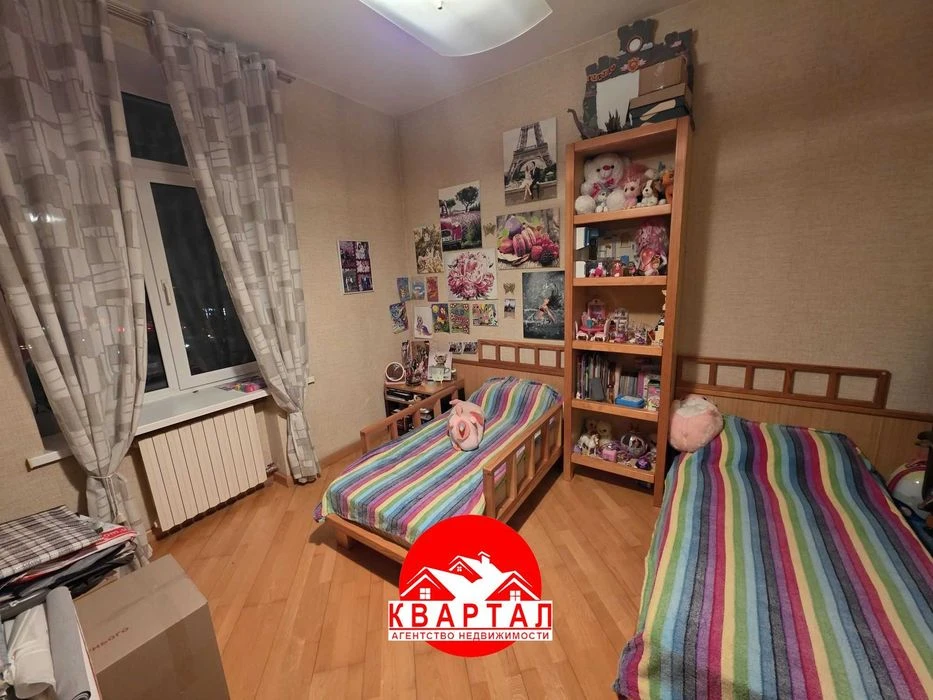 Продается 4-х комнатная квартира в центре города.