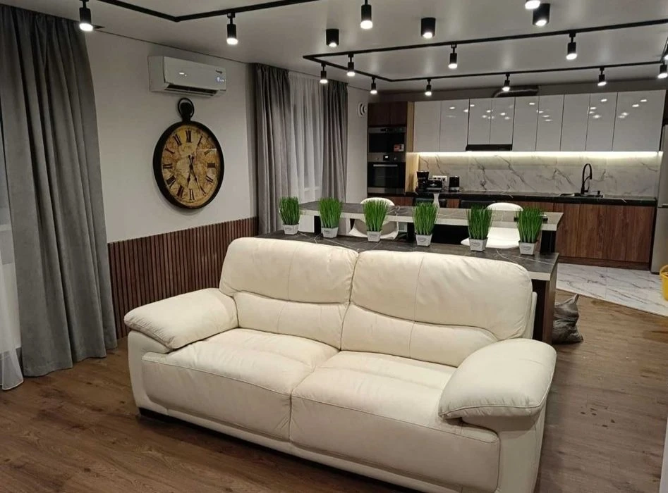 Продаж 1-к, Яворівська , Бл Центр , 70/35/35 м2 , 72999$