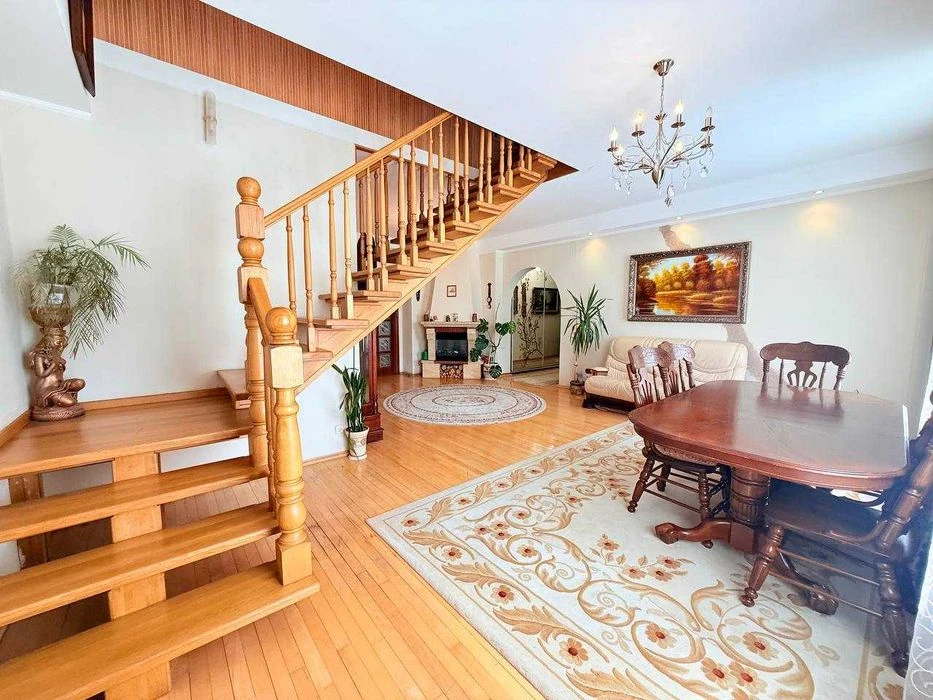 Продаж 4 кім дворівневої квартири по вул.Пасічна (130 м.кв.)