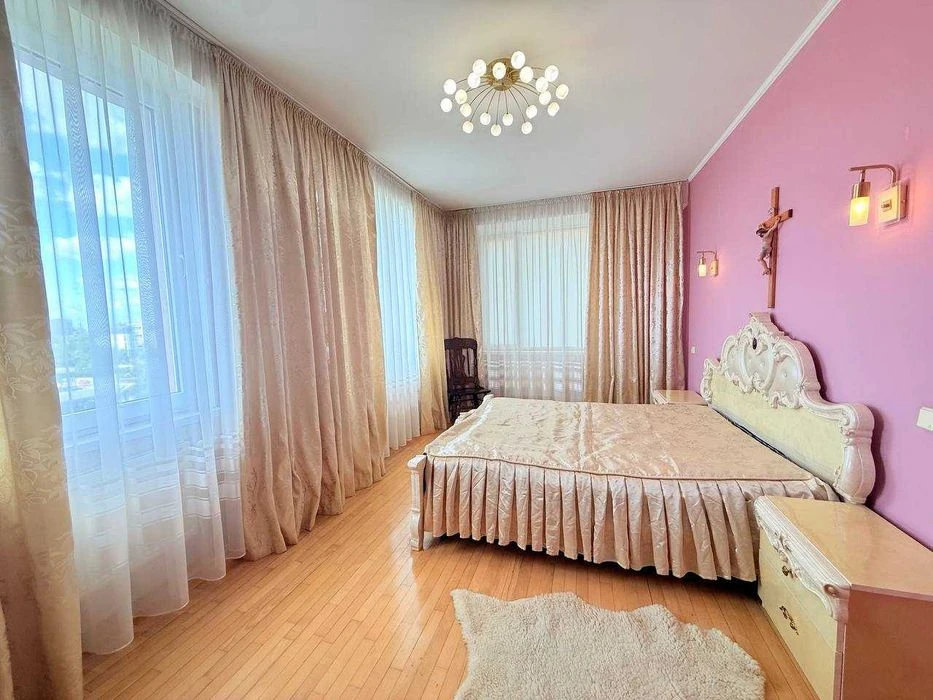 Продаж 4 кім дворівневої квартири по вул.Пасічна (130 м.кв.)