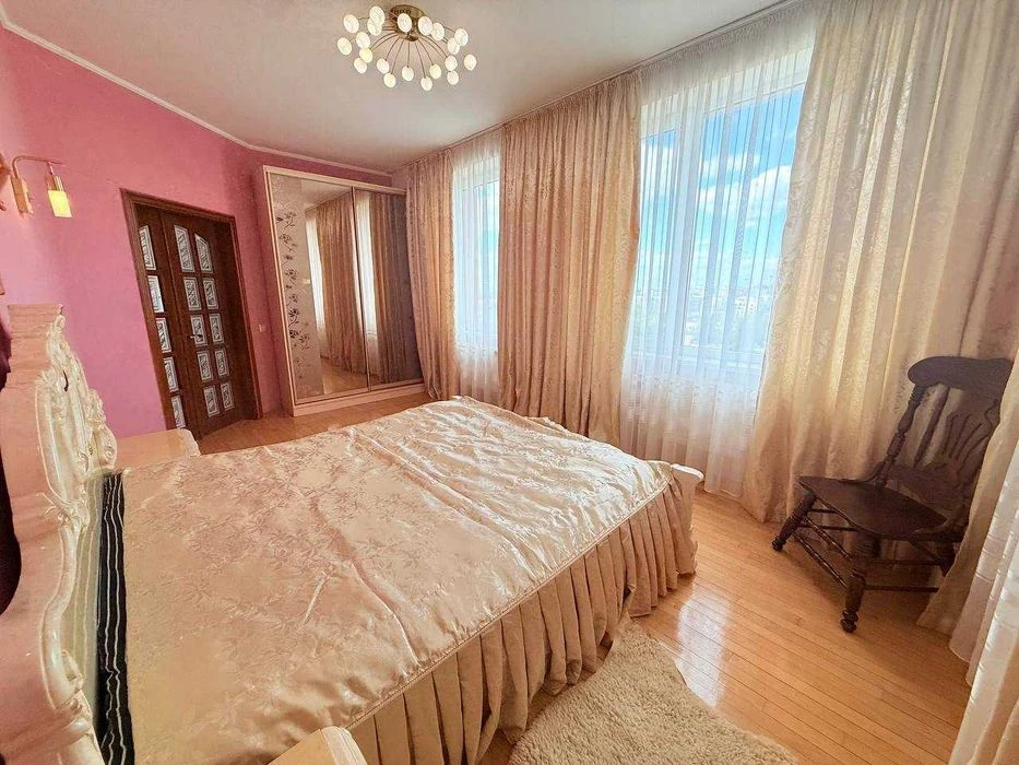 Продаж 4 кім дворівневої квартири по вул.Пасічна (130 м.кв.)
