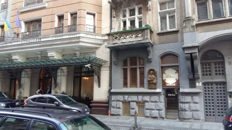 Продаж 3-кімнатної квартири в центрі Львова, вул.Фредра