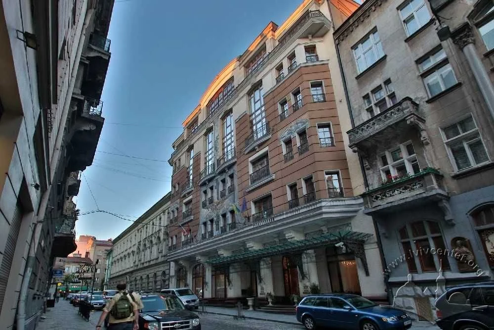 Продаж 3-кімнатної квартири в центрі Львова, вул.Фредра