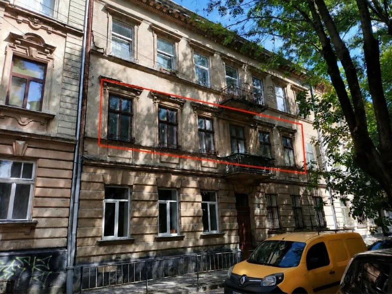 Пропонуємо до продажу простору 4-кімнатну квартиру площею 10