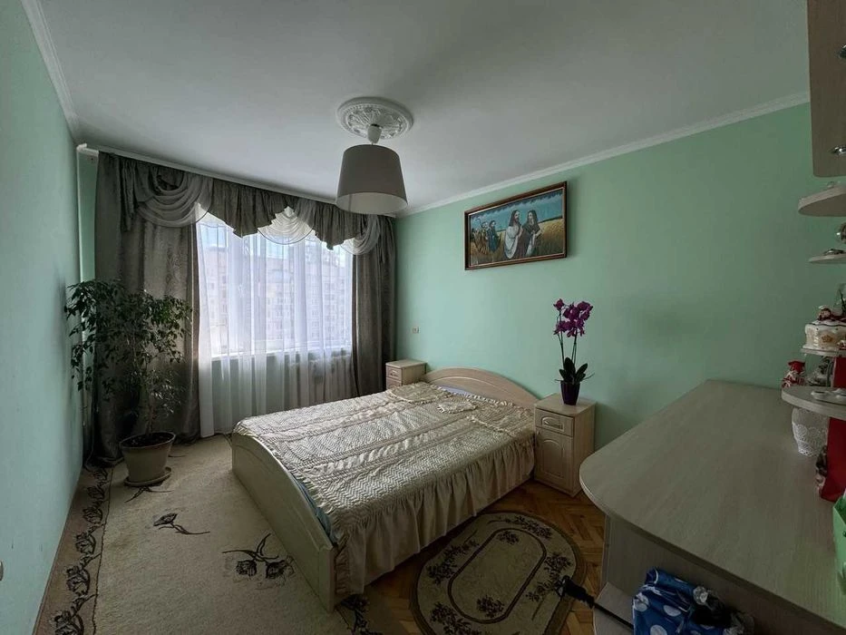 Продаж 4-х кімнатної квартири по вул. Пасічна.