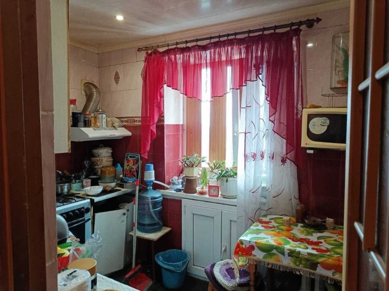 I will sell a 2-room apartment in a brick building in an excellent location on P. Orlyka Ave