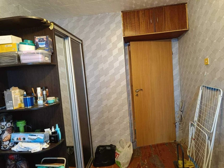 I will sell a 2-room apartment in a brick building in an excellent location on P. Orlyka Ave