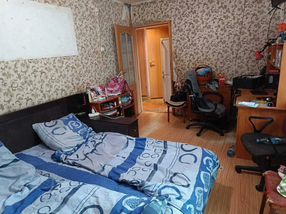 I will sell a 2-room apartment in a brick building in an excellent location on P. Orlyka Ave