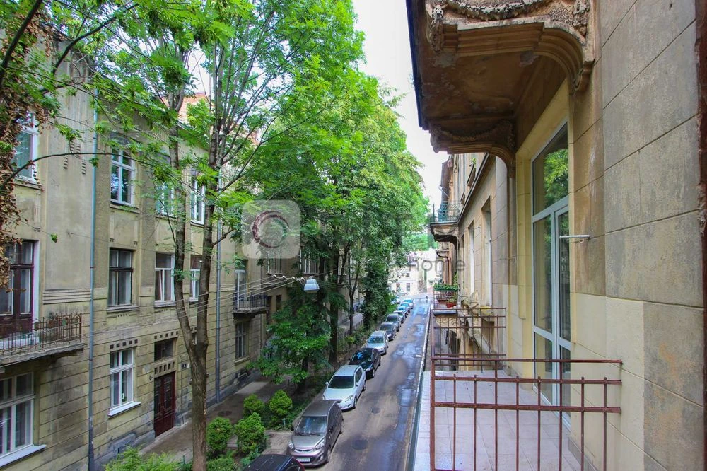 Продаж 3-кімнатної квартири в центрі Львова по вул. Донцова.