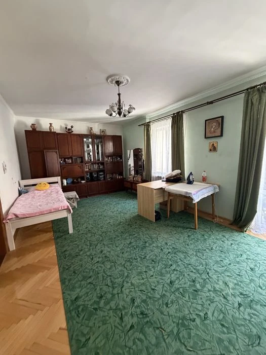Продаж 4х кімн.квартири(фактично будинок),  в центрі  Львова