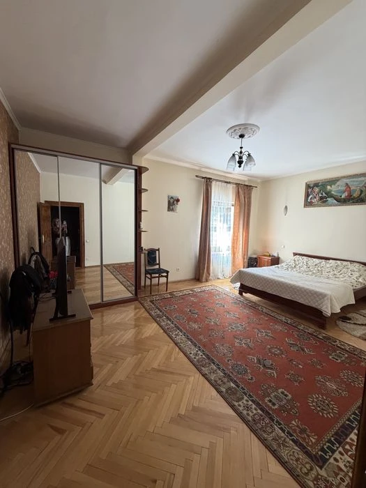 Продаж 4х кімн.квартири(фактично будинок),  в центрі  Львова