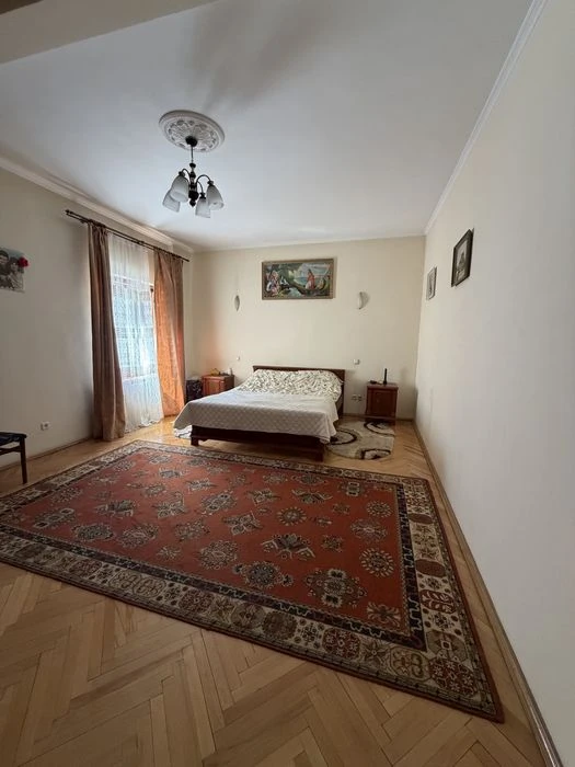Продаж 4х кімн.квартири(фактично будинок),  в центрі  Львова