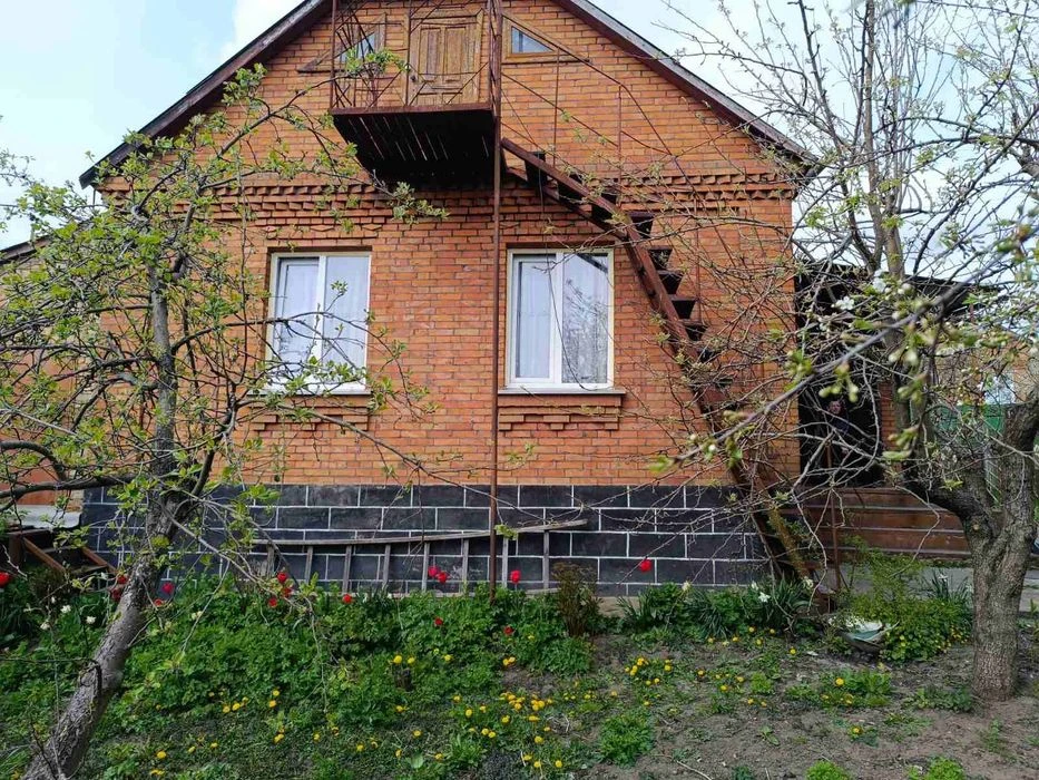Добротний цегляний будинок з гаражем та міськими комунікація