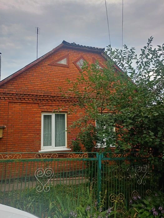 Добротний цегляний будинок з гаражем та міськими комунікація