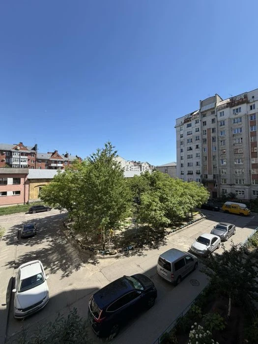 Продається  3 кімнатна квартира з ремонтом по в. Княгині Оль