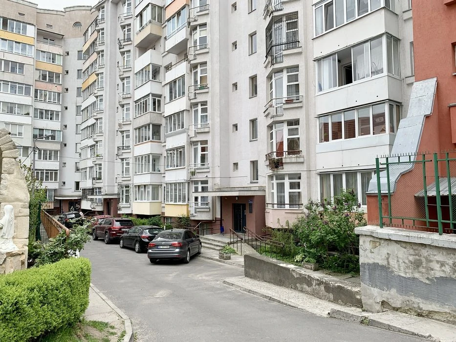 Продаж 3 кім. квартири, вул. Плугова, 10
