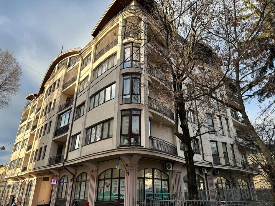 Продається простора 7 кімнатна дворівнева квартира, вулиця Р
