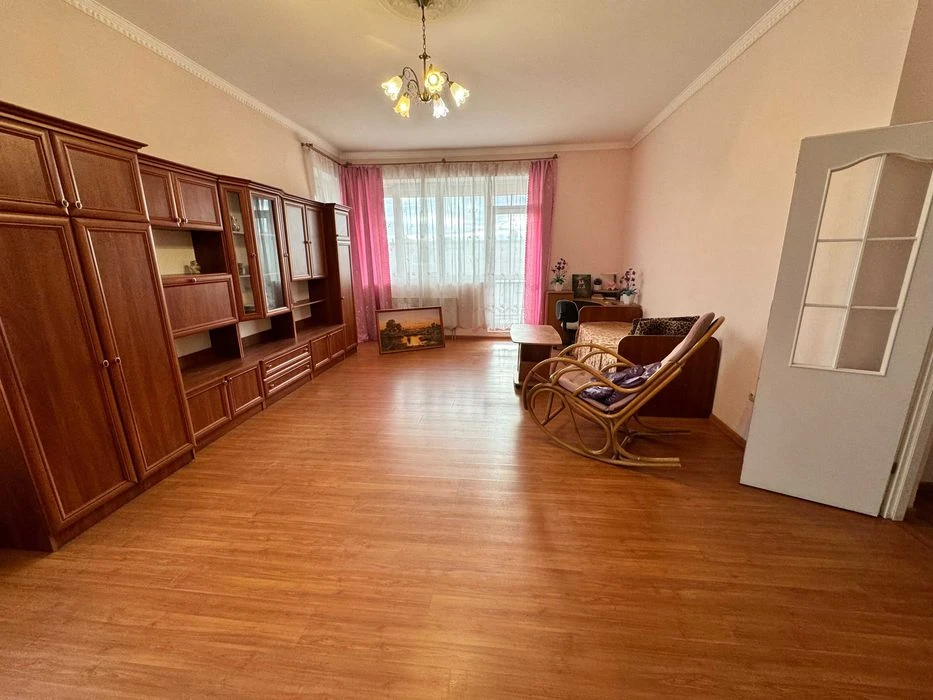 Продається простора 7 кімнатна дворівнева квартира, вулиця Р