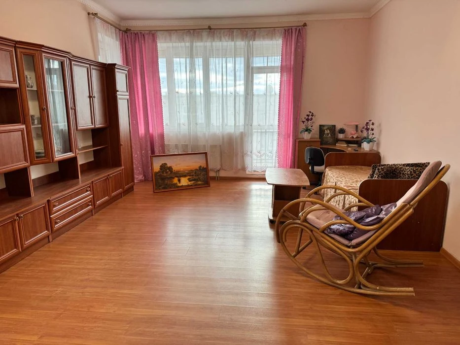 Продається простора 7 кімнатна дворівнева квартира, вулиця Р