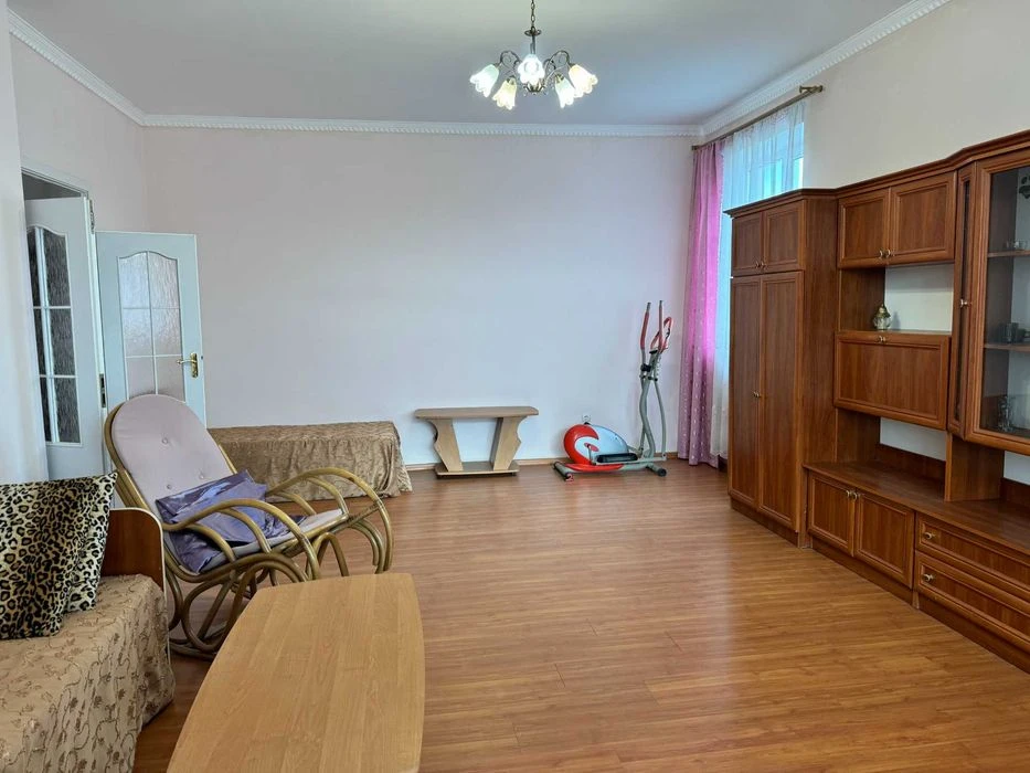 Продається простора 7 кімнатна дворівнева квартира, вулиця Р