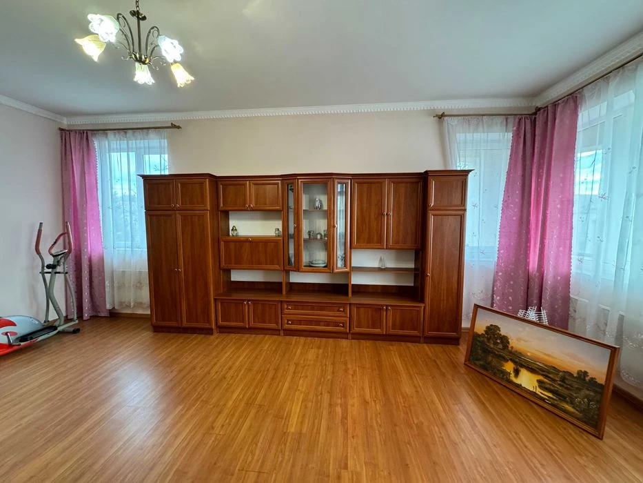 Продається простора 7 кімнатна дворівнева квартира, вулиця Р