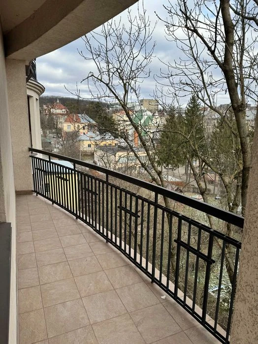 Продається простора 7 кімнатна дворівнева квартира, вулиця Р