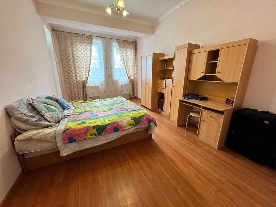 Продається простора 7 кімнатна дворівнева квартира, вулиця Р