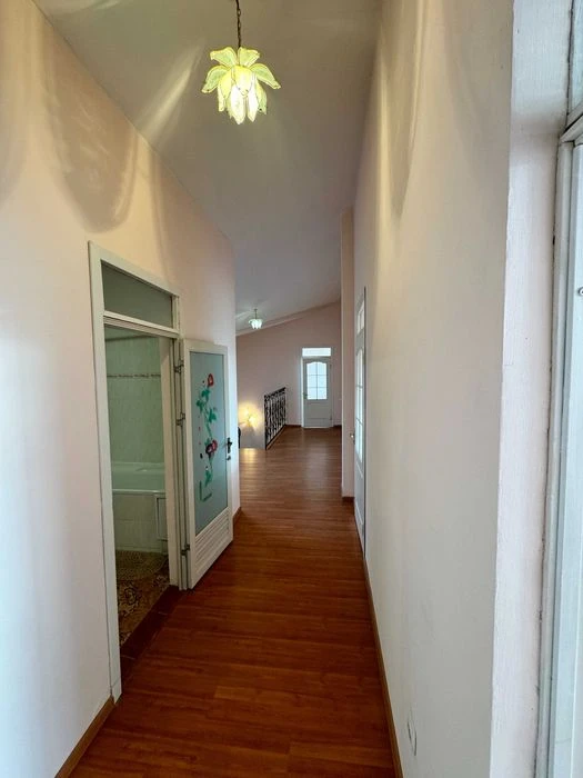 Продається простора 7 кімнатна дворівнева квартира, вулиця Р