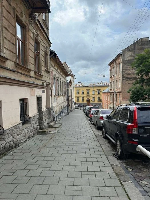 Продаж 1/3 будинку на 2дві сім'ї з гаражем та ділянкою, на 2