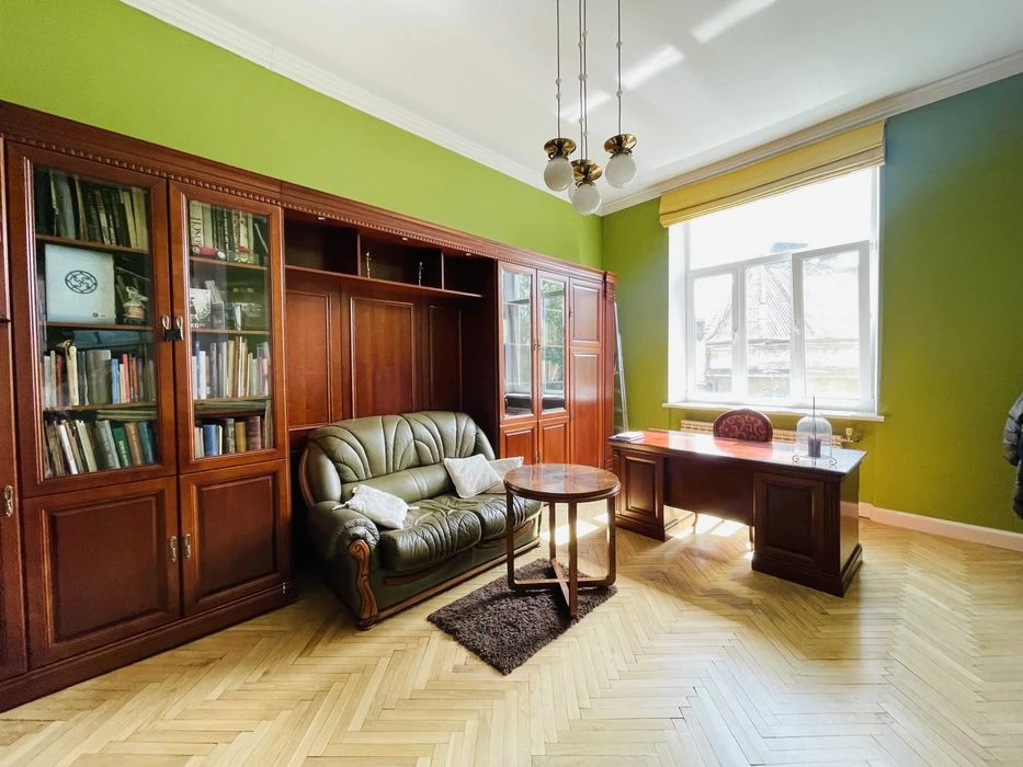 Продаж квартири в історичному  центрі Львова 124 м2 з ремонт