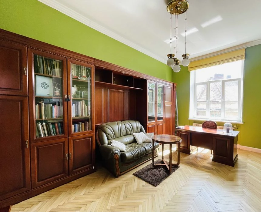 Продаж квартири в історичному  центрі Львова 124 м2 з ремонт