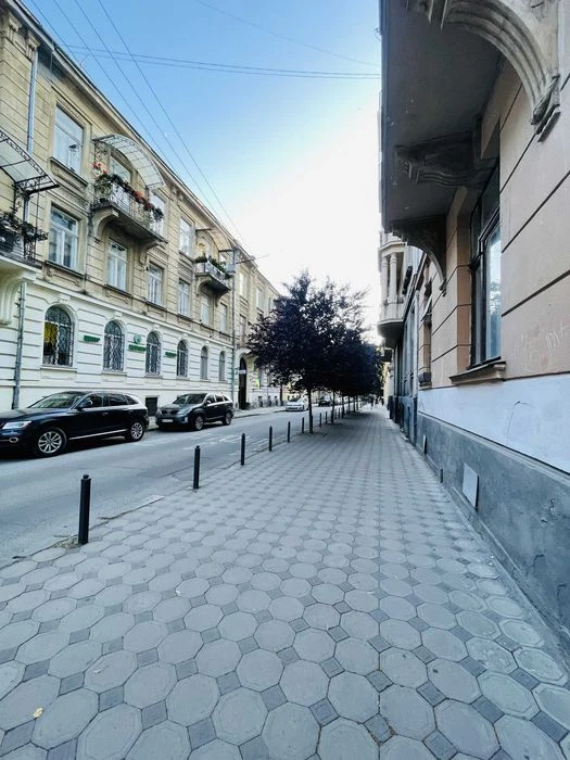 Продаж квартири в історичному  центрі Львова 124 м2 з ремонт