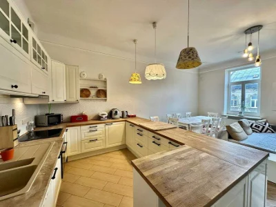 Продаж кухні-студії і 2 кім кв. (150м),вул.Грушевського.БЕЗ