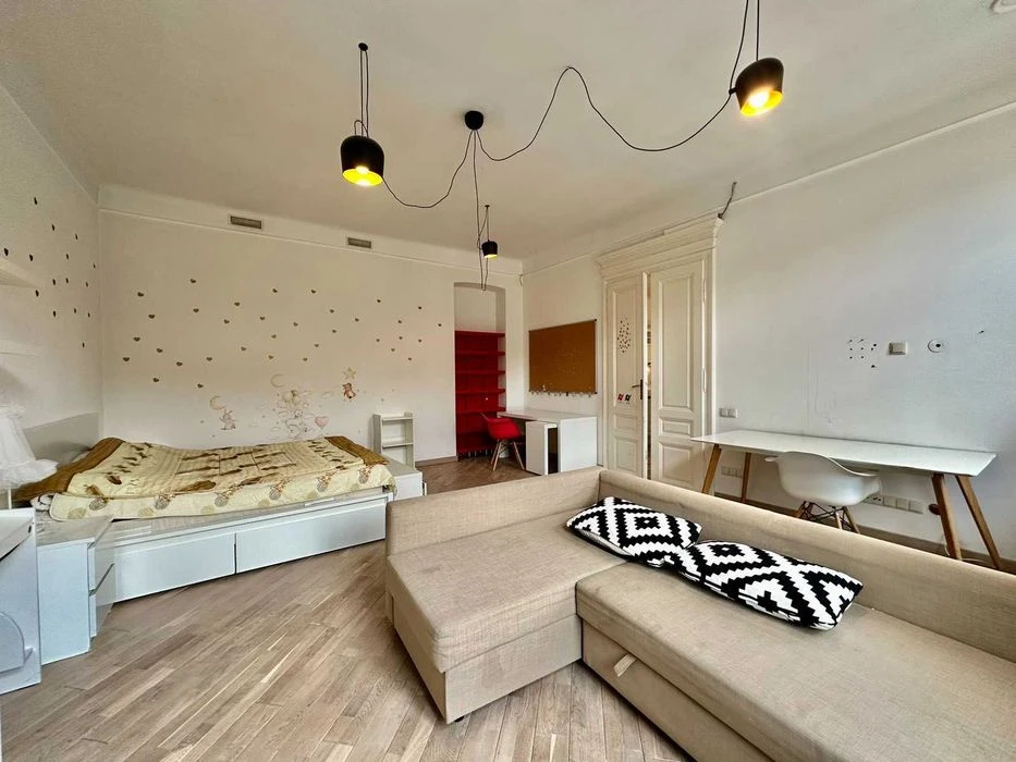 Продаж кухні-студії і 2 кім кв. (150м),вул.Грушевського.БЕЗ