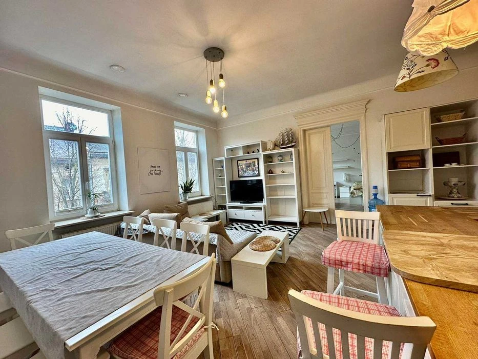 Продаж кухні-студії і 2 кім кв. (150м),вул.Грушевського.БЕЗ