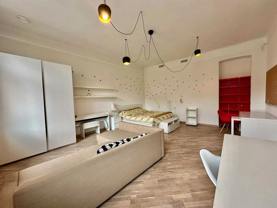 Продаж кухні-студії і 2 кім кв. (150м),вул.Грушевського.БЕЗ